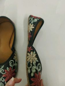 Embroidered Black Juttis🌸🌿✨