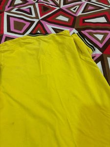 Beneton yellow tshirt