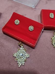 Pendent Set