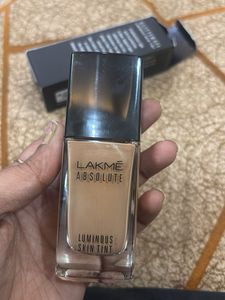 Lakme Glitterati Luminous Skin Tint