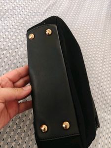 Tresmode Black Handheld Bag.
