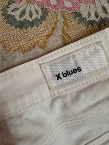 Women’s White Capri Pants !
