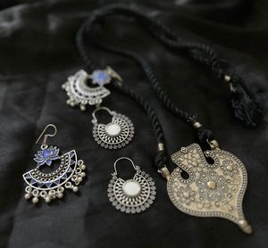 Thread Pendant Necklace With 2 Pair Ok JUMKHAS