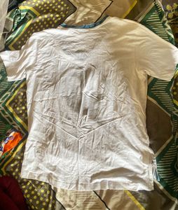 baggie tshirt White V-Neck T-Shirt with Floral App