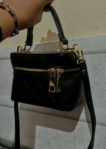 Very Elegant Sling Bag 😍🖤