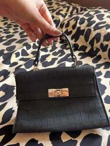 Chic Black Croc-Embossed Handbag
