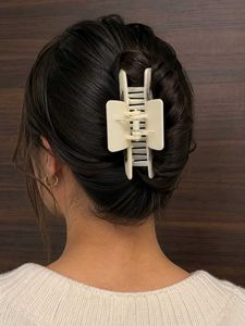 Trendy Claw Clip for Hair Styling