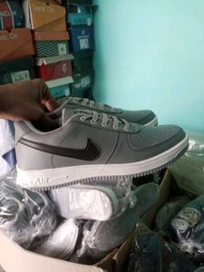 NEW NO USED SNEAKERS SHOES FOR MEN AND WOMEN.