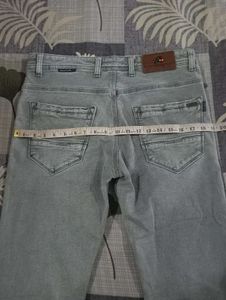 Men's Grey Washed Jeans..