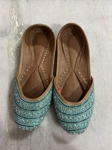 Embroidered Women's Jutti