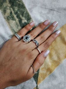 set of 5 preety silver rings