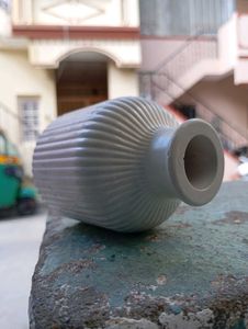 this is the ribber vase in white colour