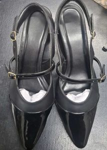 Chic Black Slingback Heels