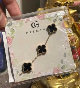 Elegant Clover Bracelet - Gold Tone Black
