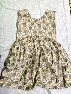 Trendy woman sleeveless peplum top