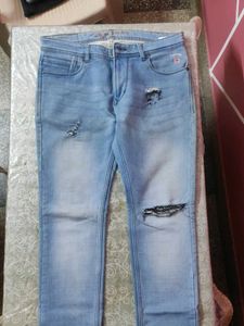 Light Wash blue torn Jeans