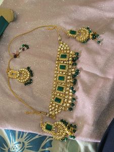 Stunning Emerald & Gold Choker Set with Earrings