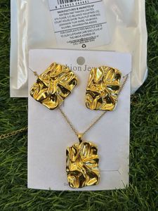 Chic Gold Textured Necklace &amp; Earring Set