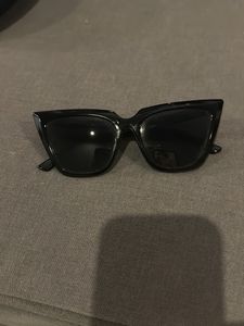 Chic Black Cat-Eye Sunglasses
