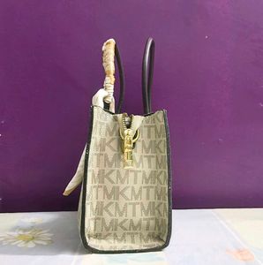 ⚜️ Monogram Handbag with scarf accent ⚜️