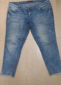 Light Wash Frayed Hem Jeans