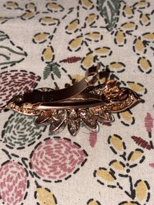 Sparkling hairclip with Green Gemstones