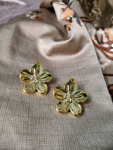 Chic Golden Flower Stud Earrings