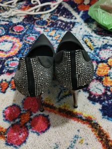 👠🖤
