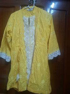 bundle of 2 tops offwhite and yellow