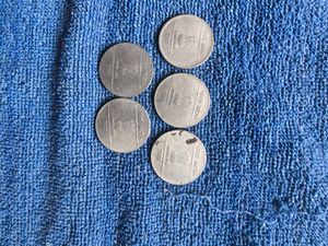 1ruppes and 2 ruppes coins