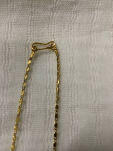 Elegant Gold Toned Chain