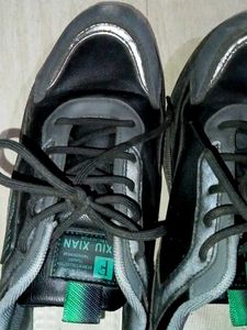 unisex black sports shoes