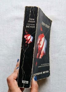 New Moon by Stephenie Meyer