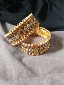 Exquisite Kundan & Pearl Bangle Set