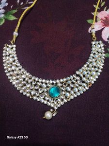 Sot jewellery set with earnings