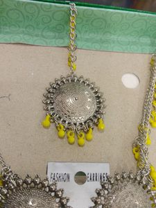 Earring With Maang