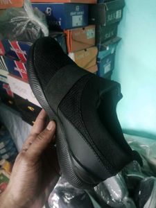 NEW NO USED CASUAL SHOES FOR MEN AND WOMEN.