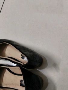 Chic Black Dawars Croc-Embossed Flats