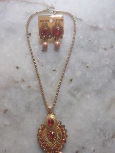 Gold Tone Necklace & Earrings Set