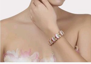 Elegant Gold-Tone Floral Bracelet