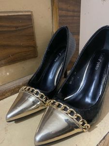 Chic Black &amp; Gold Pointed Heels