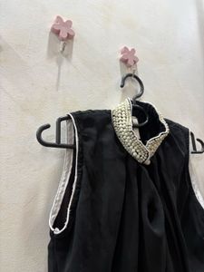 Black Pearl Collar Sleeveless Top
