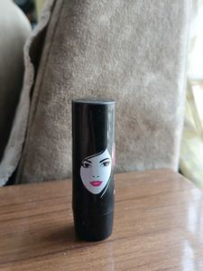 Chic Black Lipstick with Fashionable Face Design