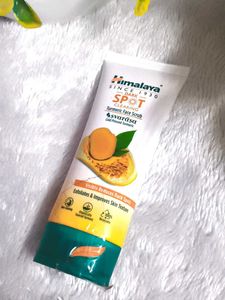 Himalaya Dark Spot Clearing Turmeric Face Scrub |