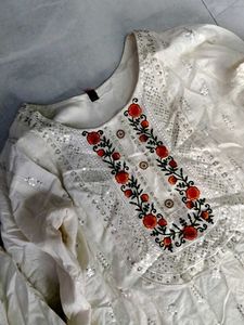 Elegant White Kurta Set with Floral Embroidery