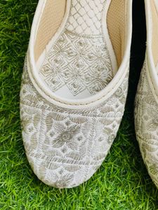New Embroidered Juttis / Flats