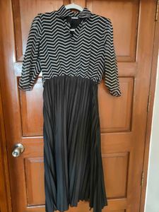 Chic Chevron Print Pleated Midi Dress