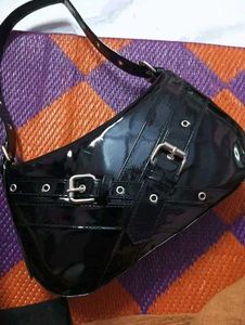 Chic shoulder bag 🖤🕸