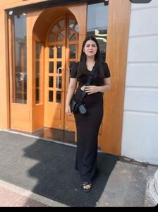 Elegant Black Maxi Dress with Cutout Detail