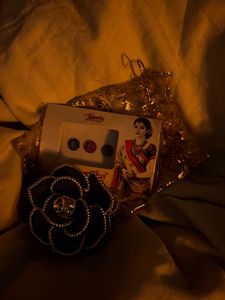 Claw clip and bindi bundle ( amazing quality)